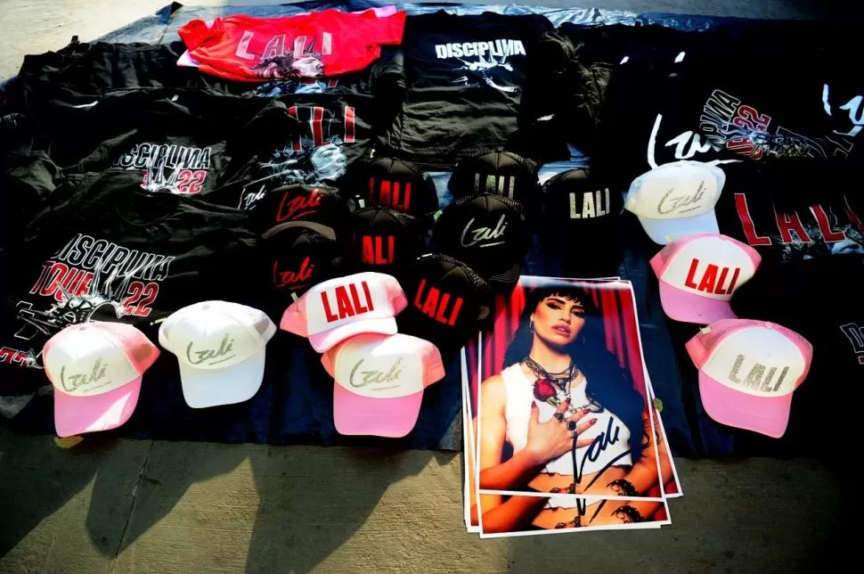 MERCHADISING LISTO. Hubo numerosos vendedores de fotos, remeras y gorras de la gira “Disciplina”; algunos llegaron especialmente desde Salta.