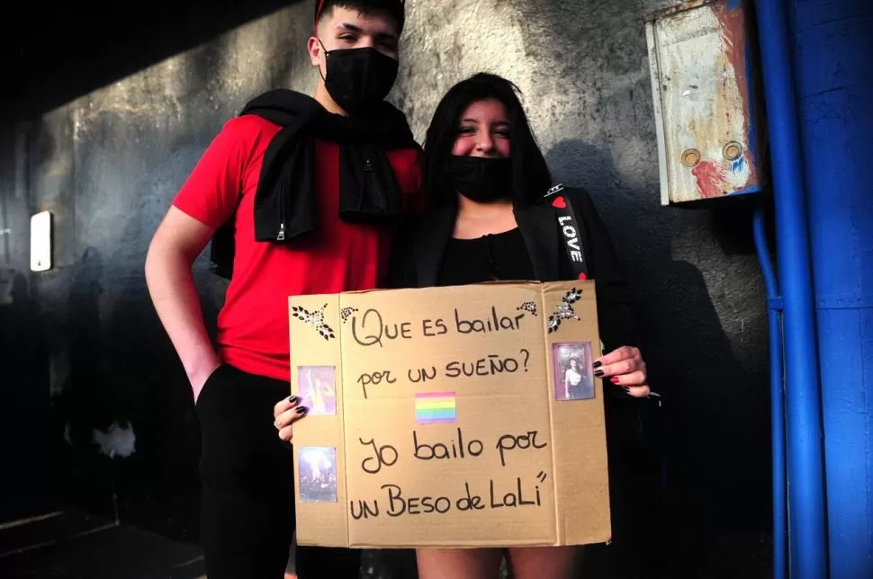 CARTELES. Muchos de los espectadores llevaron carteles con consignas y pidieron que la artista los convoque al escenario o les de un beso.