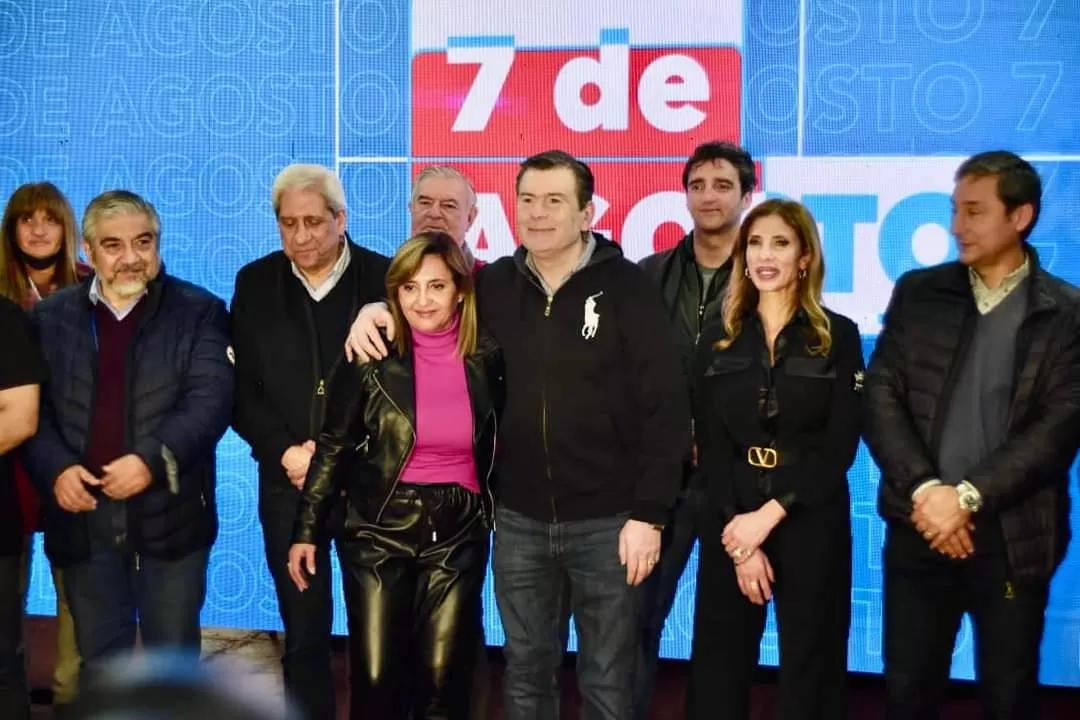 FESTEJO OFICIALISTA. Gerardo Zamora celebró en su búnker el triunfo del Frente Cívico por Santiago. Foto de Twitter @GZamoraSDE