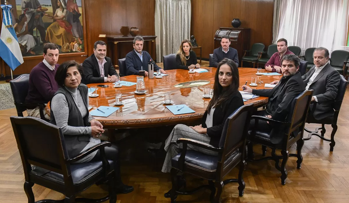 MITIN. El ministro de Economía de la Nación, Sergio Massa, se reunió con los nuevos funcionarios del área de Energía; entre ellos, el tucumano Santiago Yanotti (primero, desde la izquierda)..