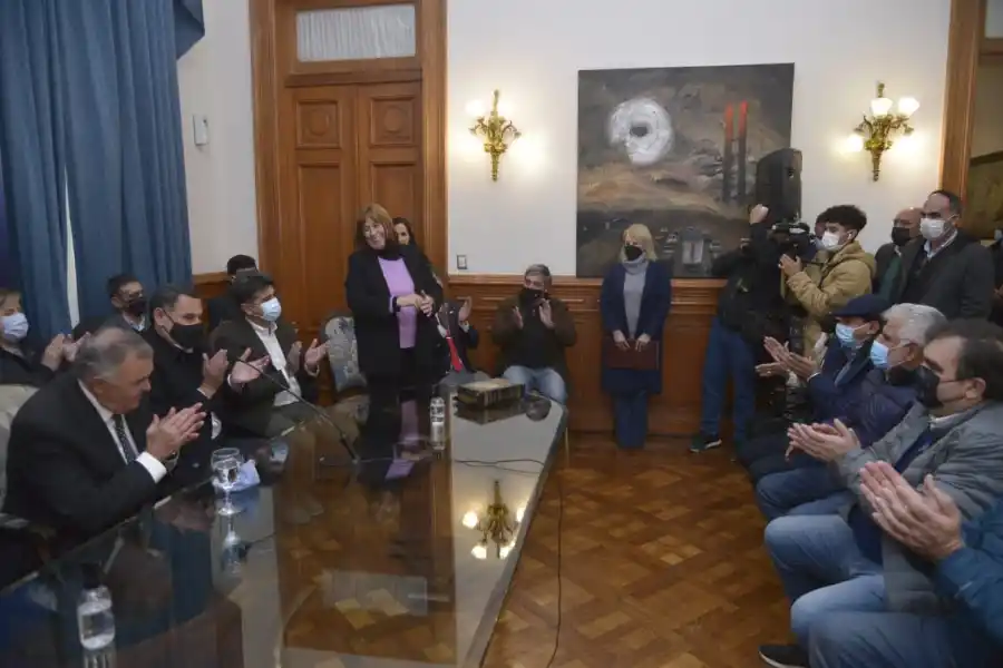 EN CASA DE GOBIERNO. Jaldo puso en funciones a Nora Belloni como titular del IPV. Foto de Comunicación Pública