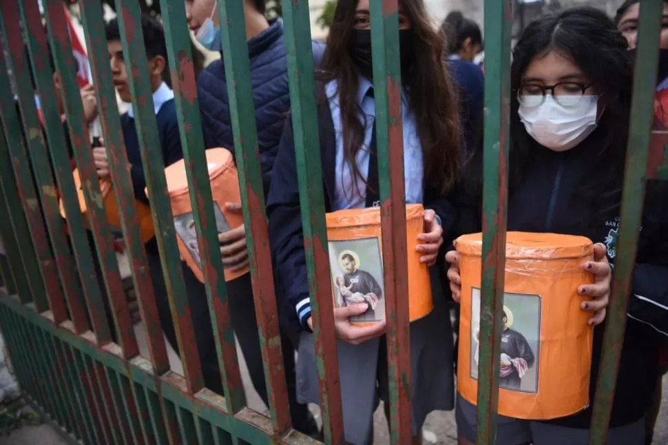 COLECTA. Jóvenes del Colegio San Cayetano ayudaron con las ofrendas. LA GACETA/FOTO DE JUAN PABLO SÁNCHEZ NOLI  