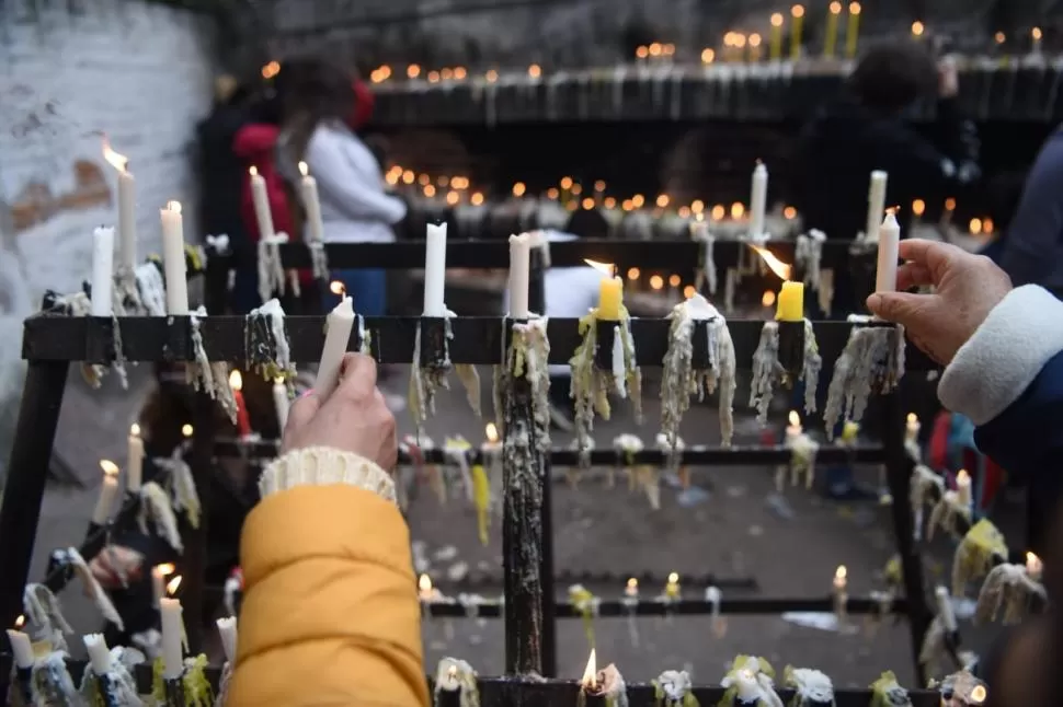 EN LA GRUTA. Antes de las misas los fieles se tomaron su tiempo para agradecer al santo por su intervención.  LA GACETA/FOTO DE JUAN PABLO SÁNCHEZ NOLI 