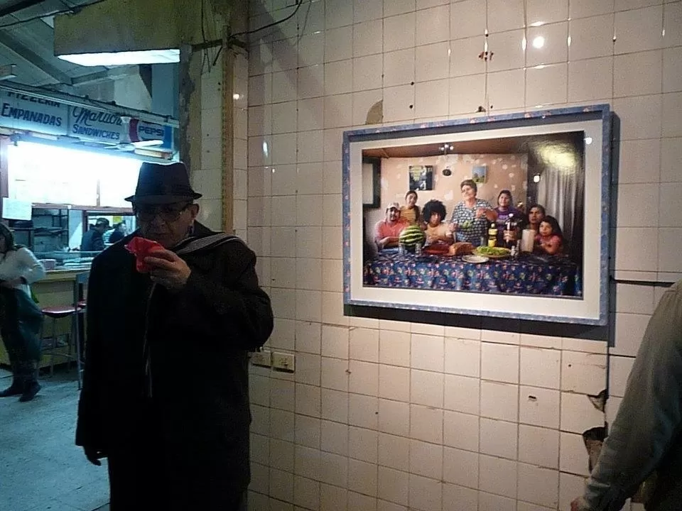 “LA FAMILIA CHAILE”. Un retrato fotográfico sobre una de las paredes del Mercado del Norte le daba un marco especial al recorrido gastronómico.  