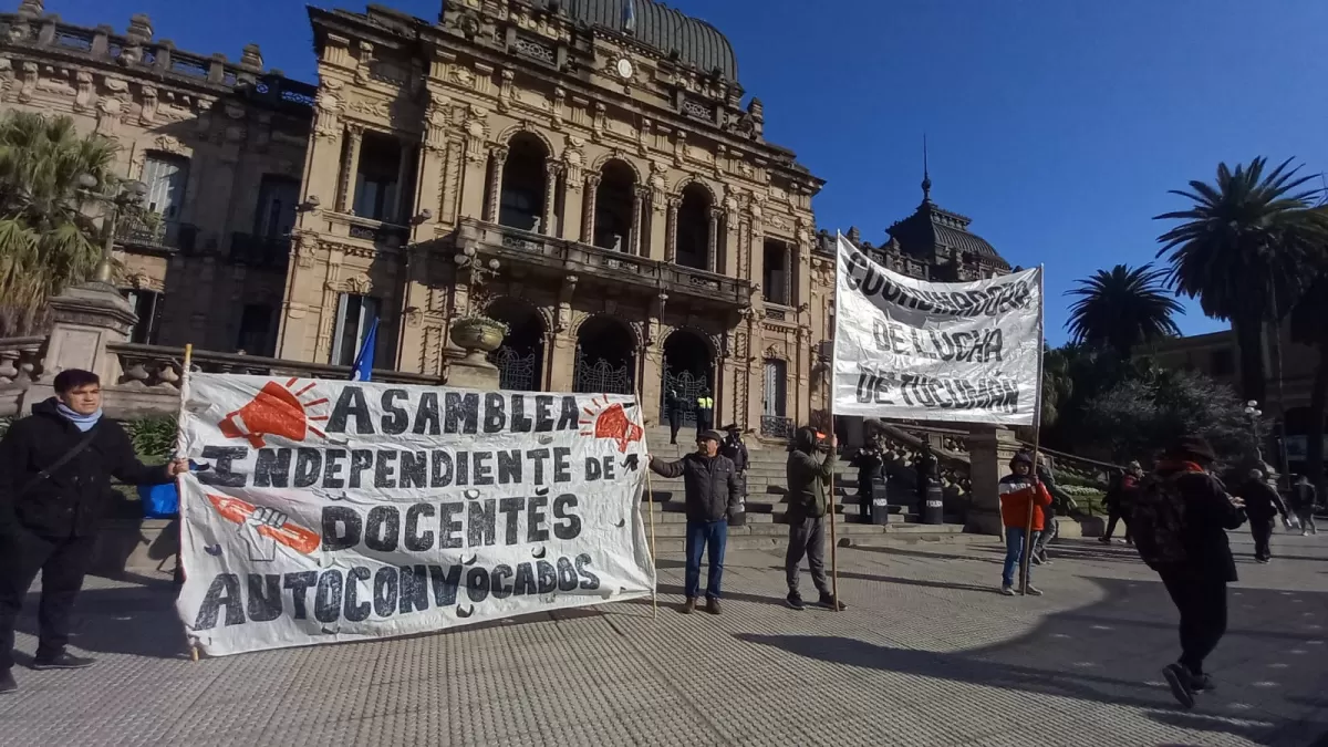 FRENTE A LA CASA DE GOBIERNO. Docentes marchan en Tucumán en una jornada de paro nacional. Foto de LA GACETA / Por Analía Jaramillo