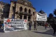 En una jornada de paro, docentes de Tucumán marchan frente a la Casa de Gobierno
