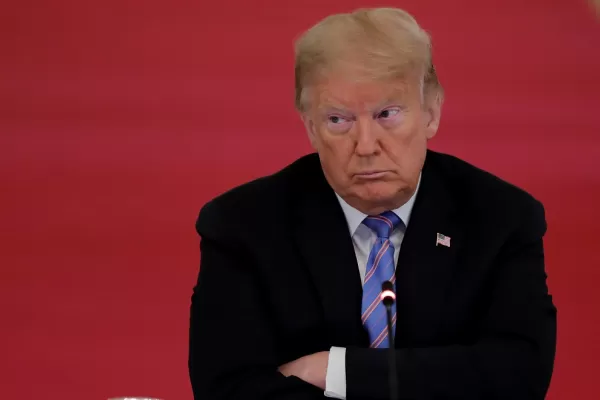 Trump dice que es un perseguido, tras el registro del FBI