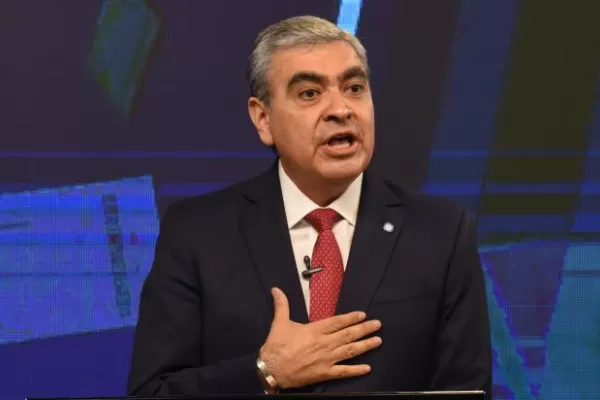 “Yo puedo mostrar los papeles, pero él, no”