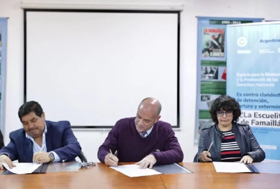 EL INTENDENTE DE FAMAILLÁ Y EL MINISTRO DE EDUCACIÓN firman un convenio. 