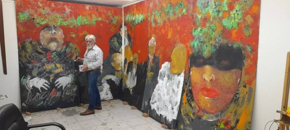 ÚLTIMO TRABAJO. Donato Grima, mientras elaboraba el mural que inauguró en el acceso al Ente Cultural.  