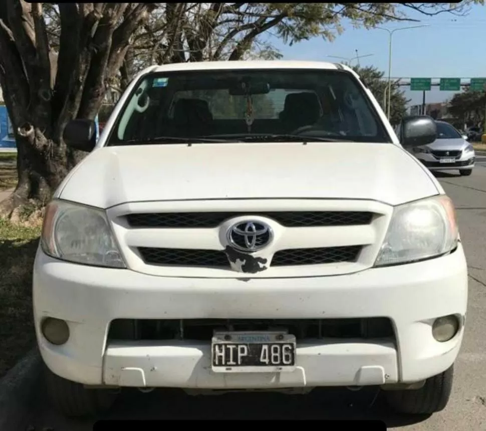 FUE ROBADA. La víctima publicó fotos de su camioneta Toyota Hilux.  