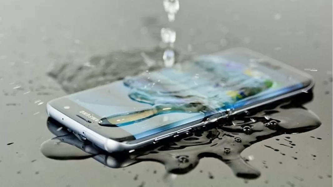 ¿Se cayó tu celular en el agua? Seis tips para revivirlo