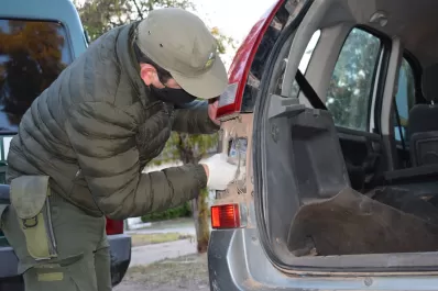 Familia llevaba más de 23 kilos de cocaína escondidos en el guardabarros del vehículo