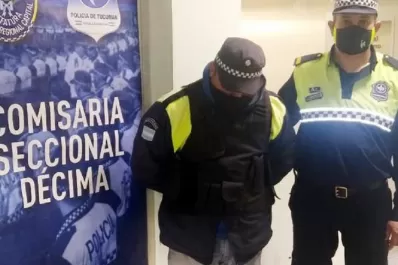 Fue disfrazado de policía a vender un celular robado: terminó preso