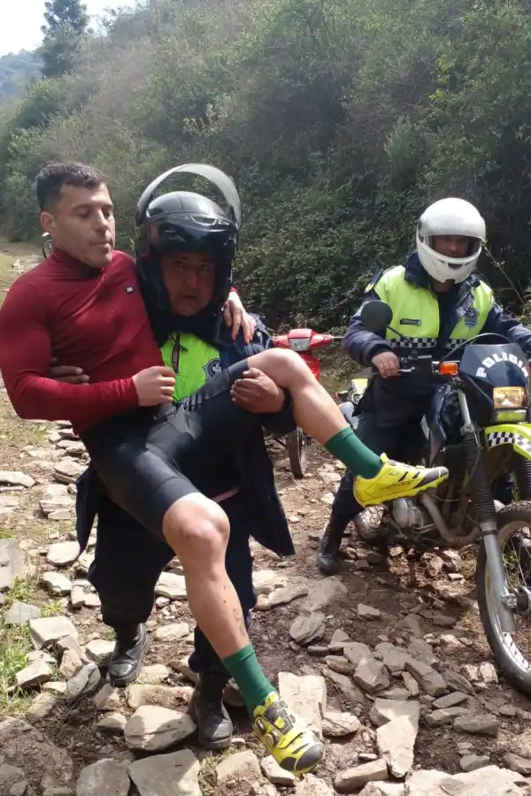 POLICÍAS trasladando a uno de los heridos. 