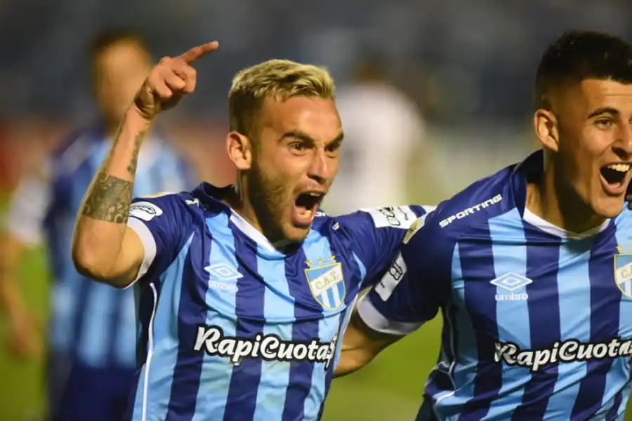 GOLAZO. Con un frentazo de pique al suelo, Renzo Tesuri puso a Atlético 1 a 0 contra Central Córdoba.