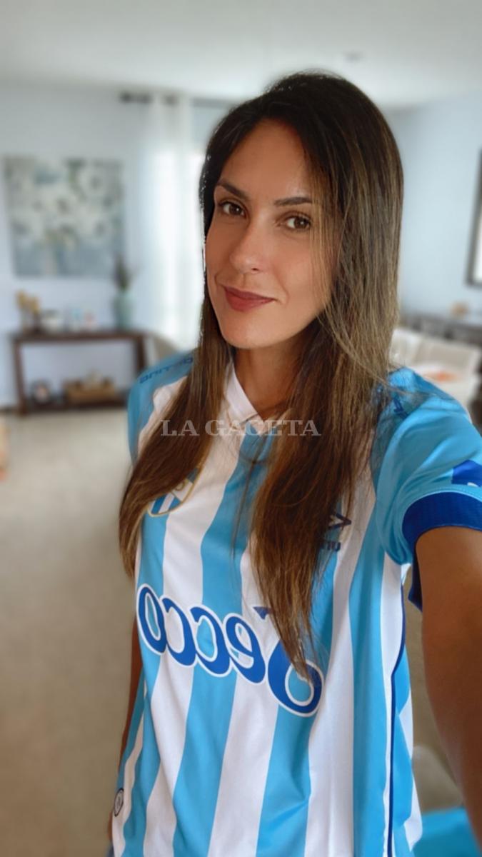 Claudia Lampe luce su camiseta de Atlético Tucumán.