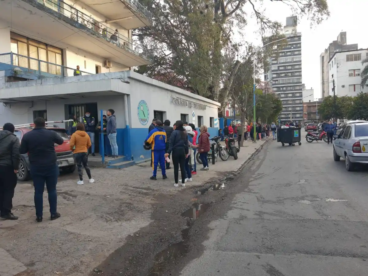 INTENTO DE MOTÍN. Incidentes en la sede de la Brigada de Investigaciones, en Junín al 800. Foto de LA GACETA