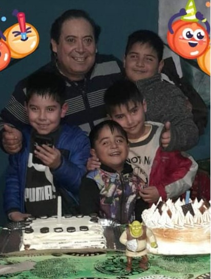EN FAMILIA. Luis Alberto Décima con sus nietos.  