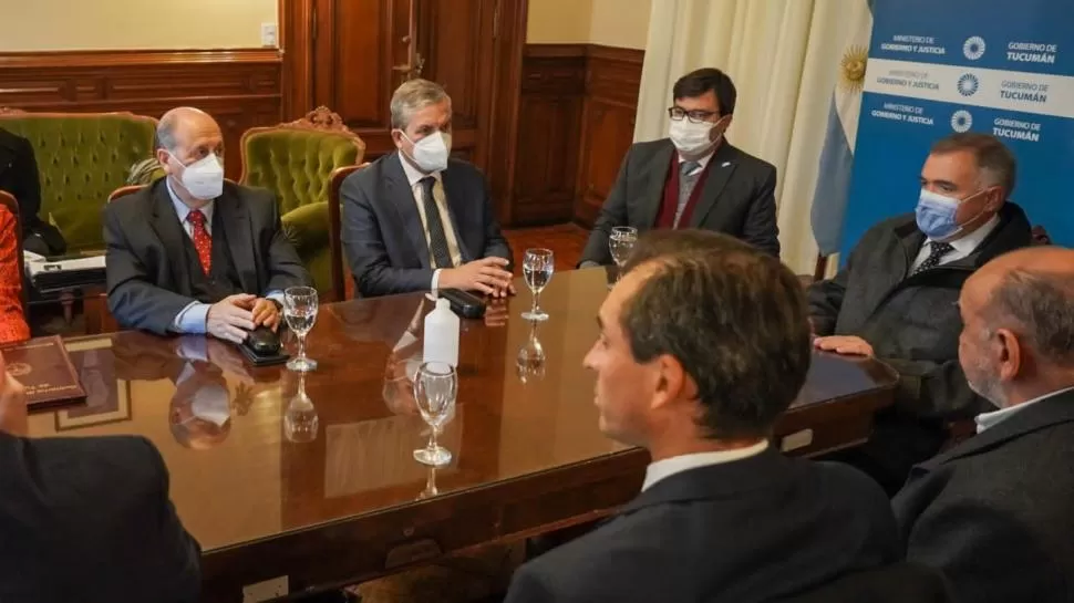 EL ENCUENTRO. El gobernador Osvaldo Jaldo y los representantes de los tres poderes del Estado.  