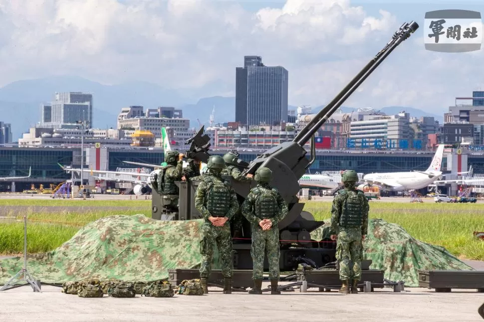 EJERCICIOS. Soldados taiwaneses prueban artillería antiaérea, en Taipei.  