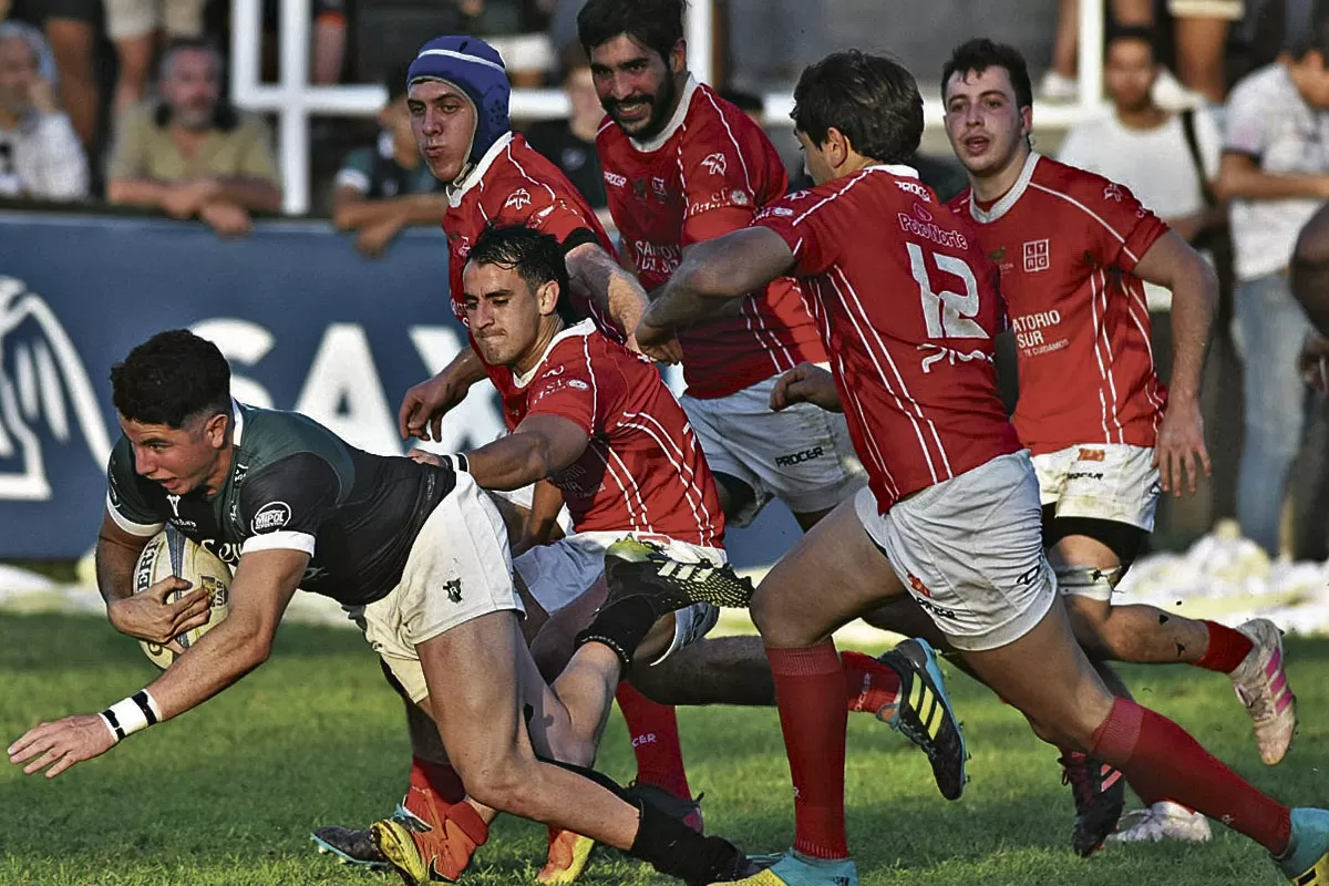 EFECTIVIDAD. La defensa de Tarcos intenta detener a Bautista Estofán. Tucumán Rugby estuvo más fino en los detalles. 