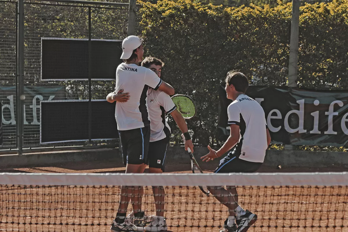 FESTEJO. Zeitune y Guercio se abrazan luego de vencer al dobles colombiano. El capitán, Martín Errecalde, salió disparado de la silla para celebrar junto con sus dirigidos. 