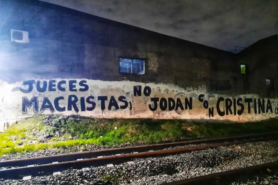 LA DURA ADVERTENCIA DE LA CÁMPORA. 