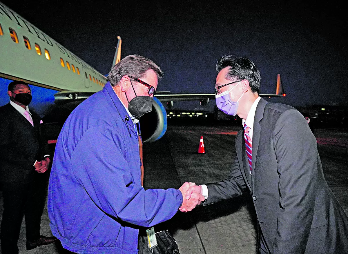 EN TAIPEI. El director de Relaciones Internacionales con América del Norte, Douglas Hsu, recibe al legislador estadounidense John Garamendi. 