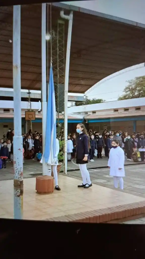 BUENA ESTUDIANTE. La niña no sólo es disciplinada para las acrobacias; también es muy buena alumna. Los viajes no son un obstáculo para ella.   