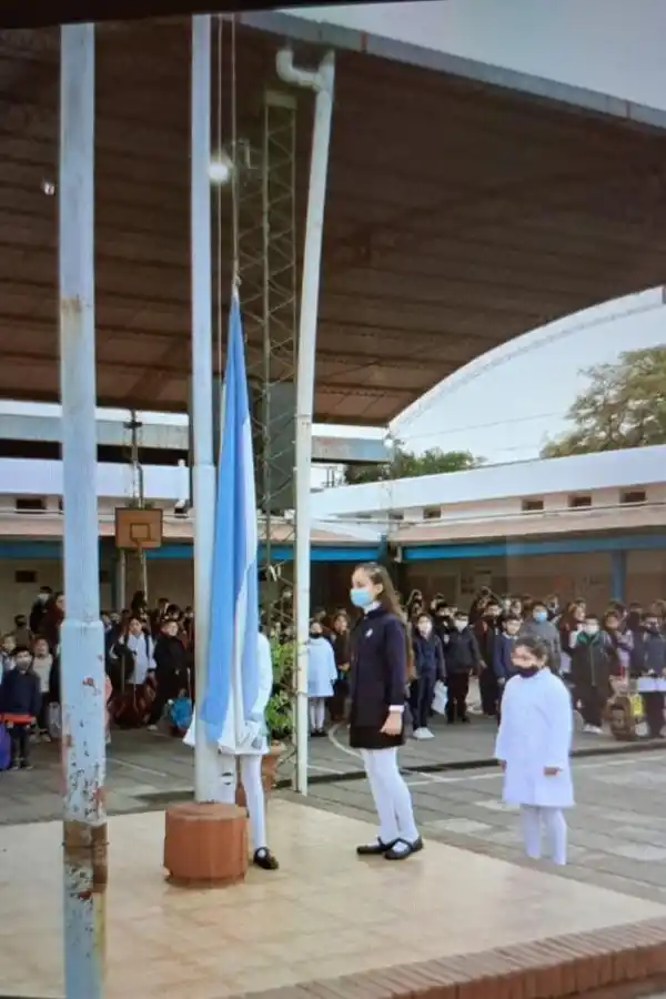 BUENA ESTUDIANTE. La niña no sólo es disciplinada para las acrobacias; también es muy buena alumna. Los viajes no son un obstáculo para ella.   