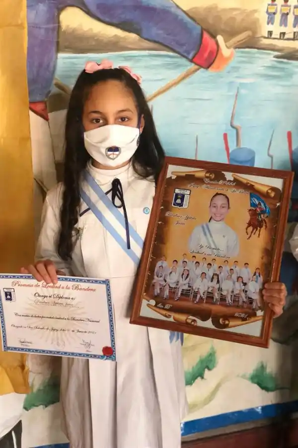 HOMENAJE. Para el 115 aniversario de la escuela Presidente Julio Argentino Roca (a la que Jana asiste) la niña presentó un show de acrobacias para los alumnos.  la gaceta /fotos de diego araoz y archivo personal Jana Dresdner 