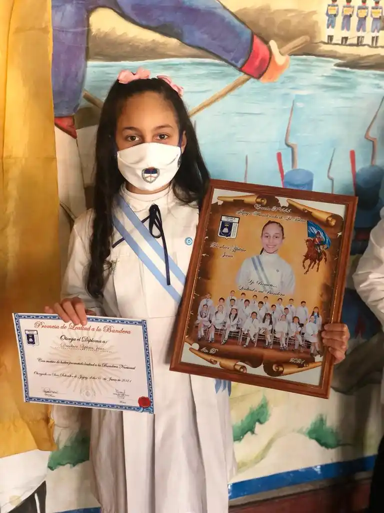 HOMENAJE. Para el 115 aniversario de la escuela Presidente Julio Argentino Roca (a la que Jana asiste) la niña presentó un show de acrobacias para los alumnos.  la gaceta /fotos de diego araoz y archivo personal Jana Dresdner 