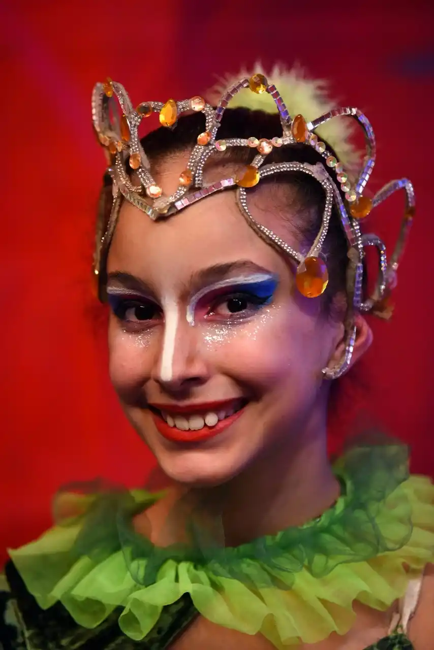 CON UNA GRAN SONRISA. Un rato antes de que empiece la función, la pequeña artista ya está lista para salir a actuar. Su número de acrobacias se presenta en el segundo acto.  