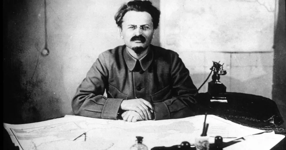 TROTSKY. Tras la fracasada revuelta de 1905, fue deportado a Siberia. 