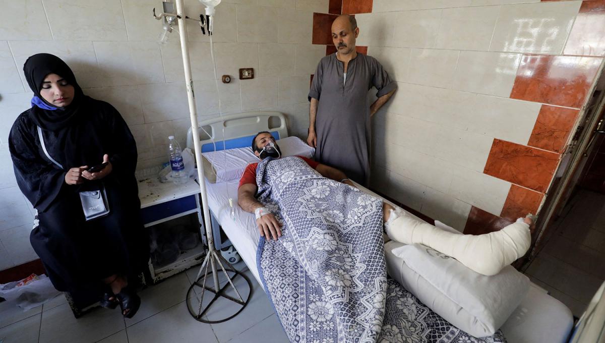 HERIDO. Un hombre se recupera en el hospital de Giza, después de sobrevivir al incendio en la iglesia.