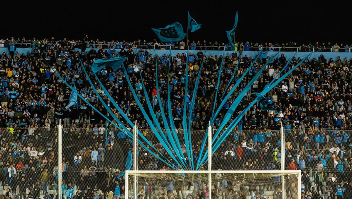REPLETO. Los hinchas de Belgrano se ilusionan con dar un paso más hacia el ascenso a la Liga Argentina.
