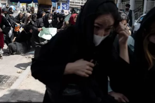 Los talibanes dispersan a tiros a mujeres que reclaman por sus derechos perdidos