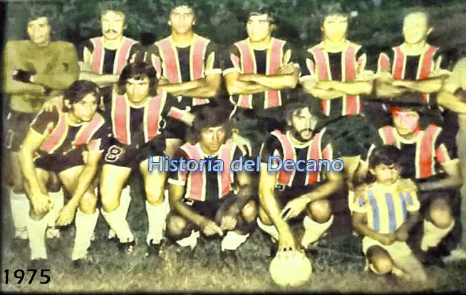 EQUIPO. Los jugadores posaron frente a los fotógrafos con colores no tradicionales para Atlético, como los que viste el nene a la derecha.