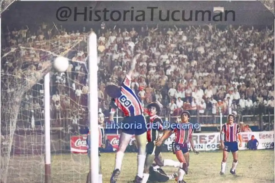 EN 1977. Ignacio (der) hace el gol santo que es anulado. 
