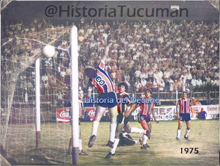 EN 1977. Ignacio (der) hace el gol santo que es anulado. 