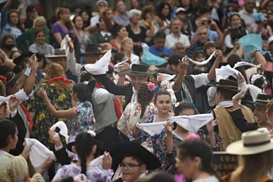 Una peregrinación folclórica por Barrio Sur