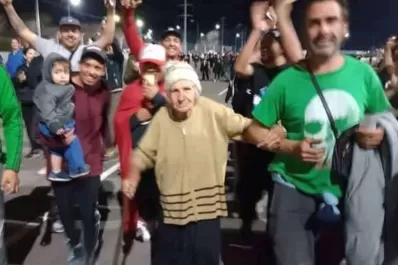 Video: la abuela ricotera que fue furor en la previa al recital de Los Fundamentalistas