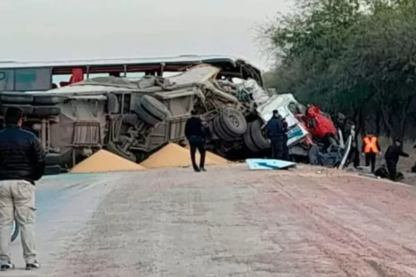 Un choque frontal dejó seis muertos y 11 heridos en Santiago del Estero