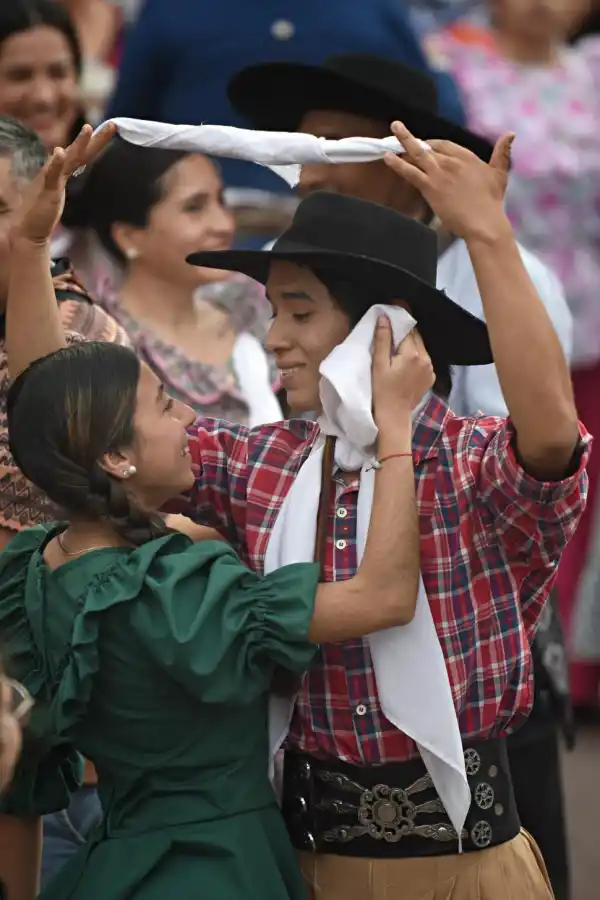 GESTOS Y MIRADAS. La zamba se expresa en la danza a través de los movimientos y los pañuelos juegan un papel esencial. LA GACETA/FOTO DE JUAN PABLO SÁNCHEZ NOLI 