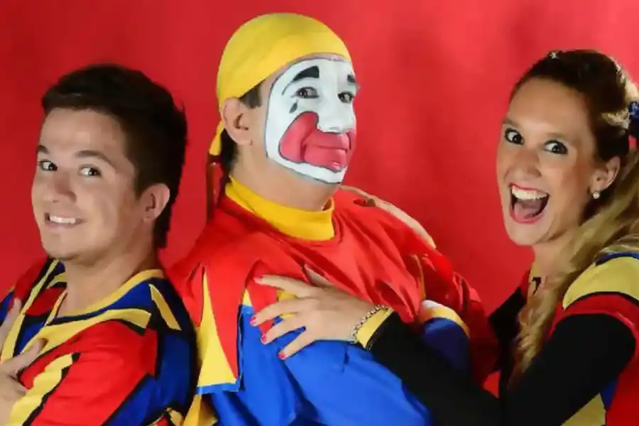 Piñón Fijo junto a sus hijos Sol y Jeremías, con quienes hoy está distanciado