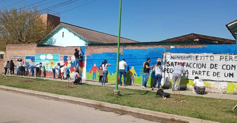 ANIVERSARIO A PURA BROCHA. Un mural artístico de 150 metros de largo le puso fin a la “vandalización política” de las paredes de la escuela Nicolás Avellaneda, en Tafí Viejo.  Fotos Meta Tucumán 