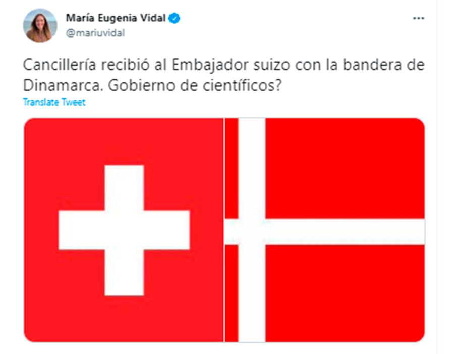 Cancillería confundió la bandera de Suiza con la de otro país y recibió duras críticas de la oposición