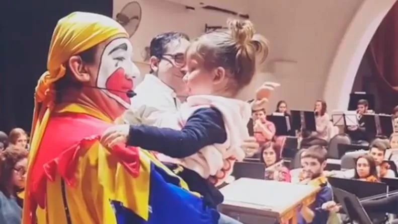 LUNA. Piñón Fijo fotografiado junto a su nieta, a la que hoy no podría ver.