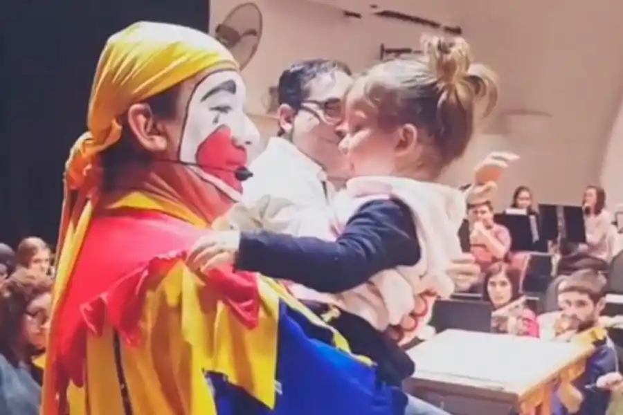 LUNA. Piñón Fijo fotografiado junto a su nieta, a la que hoy no podría ver.